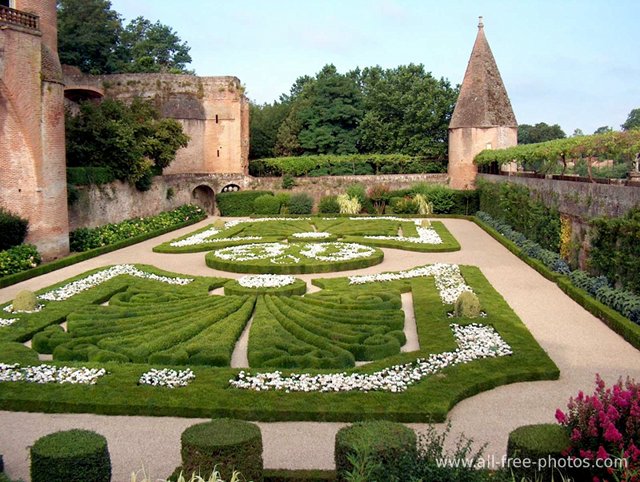 Jardins-de-la-cathedrale-Ste-Cecile-Albi-France.jpg