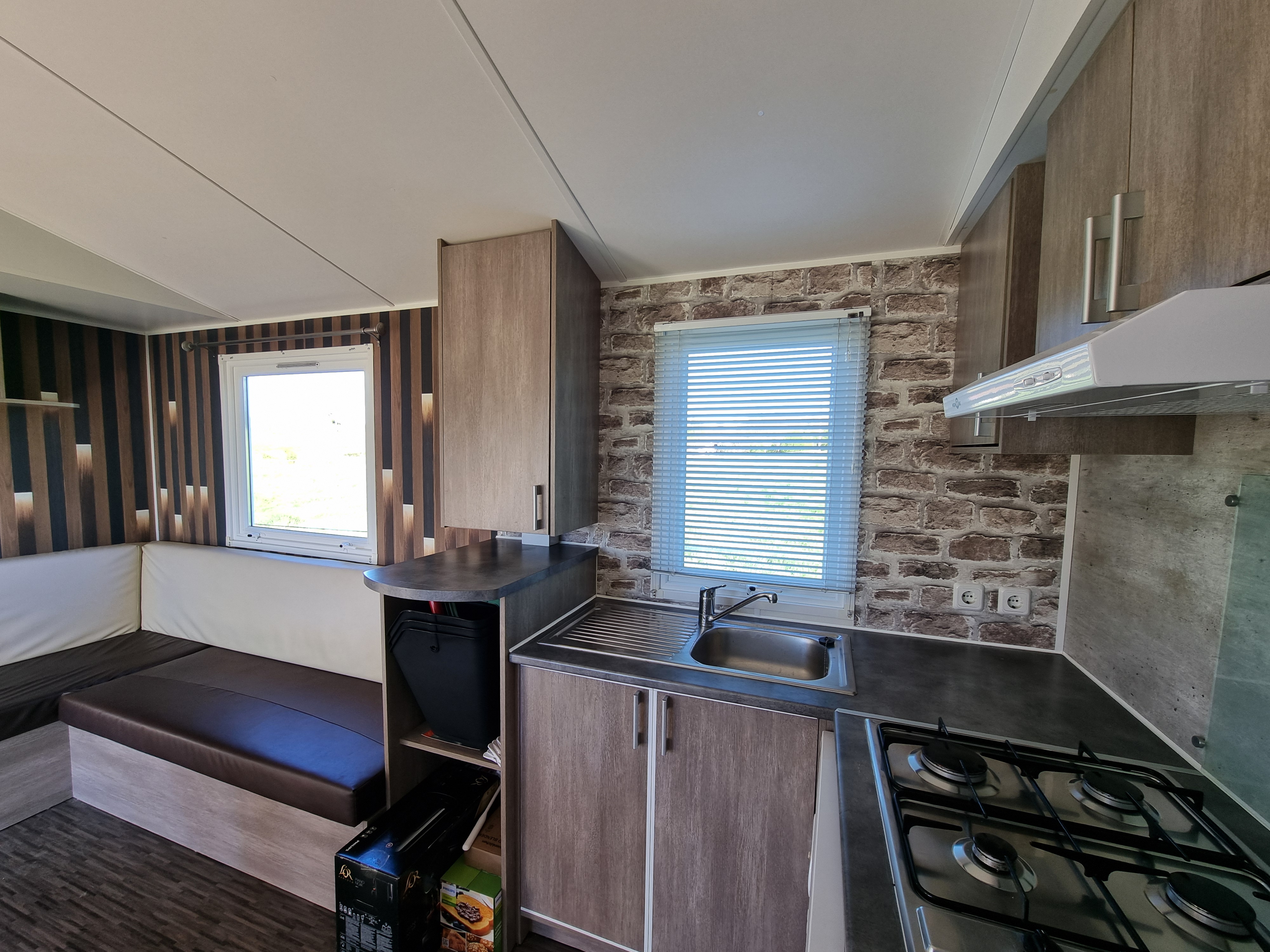 Cuisine-et-salon-mobil-home.jpg