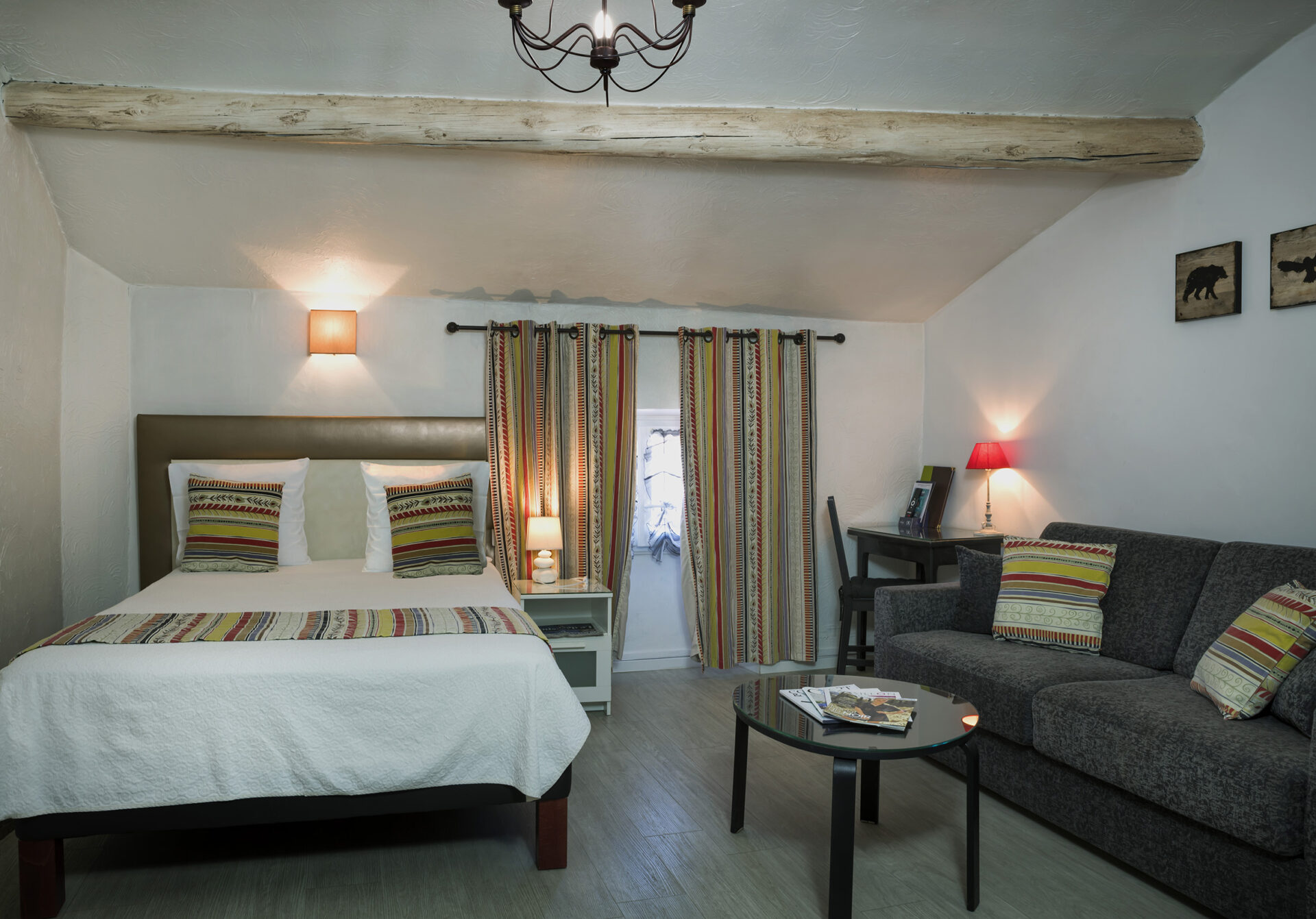 Chambre-superieure-Contact-Hotel-Toppin-Cavaillon.jpg