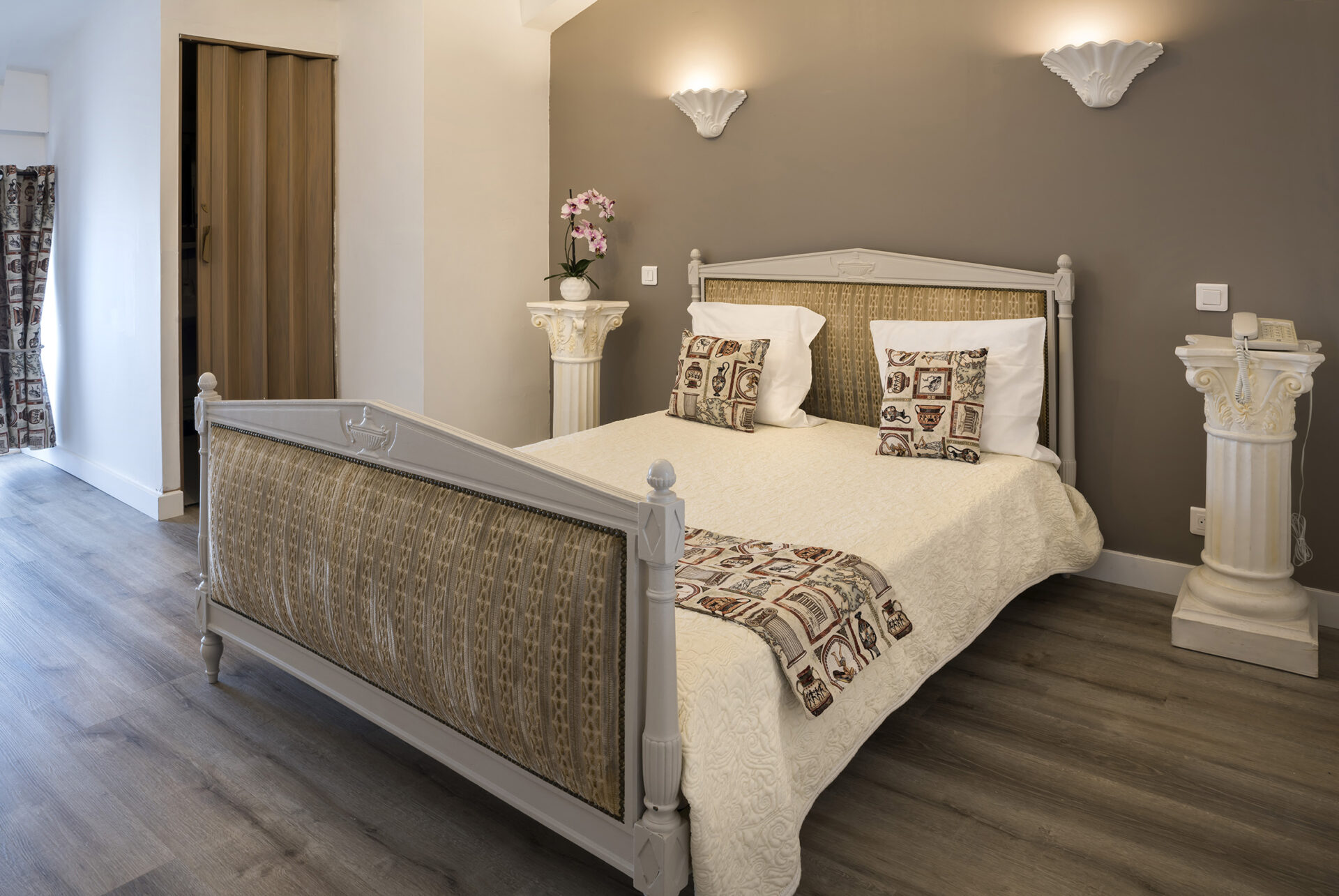Chambre-superieure-ter-Contact-Hotel-Toppin-Cavaillon.jpg