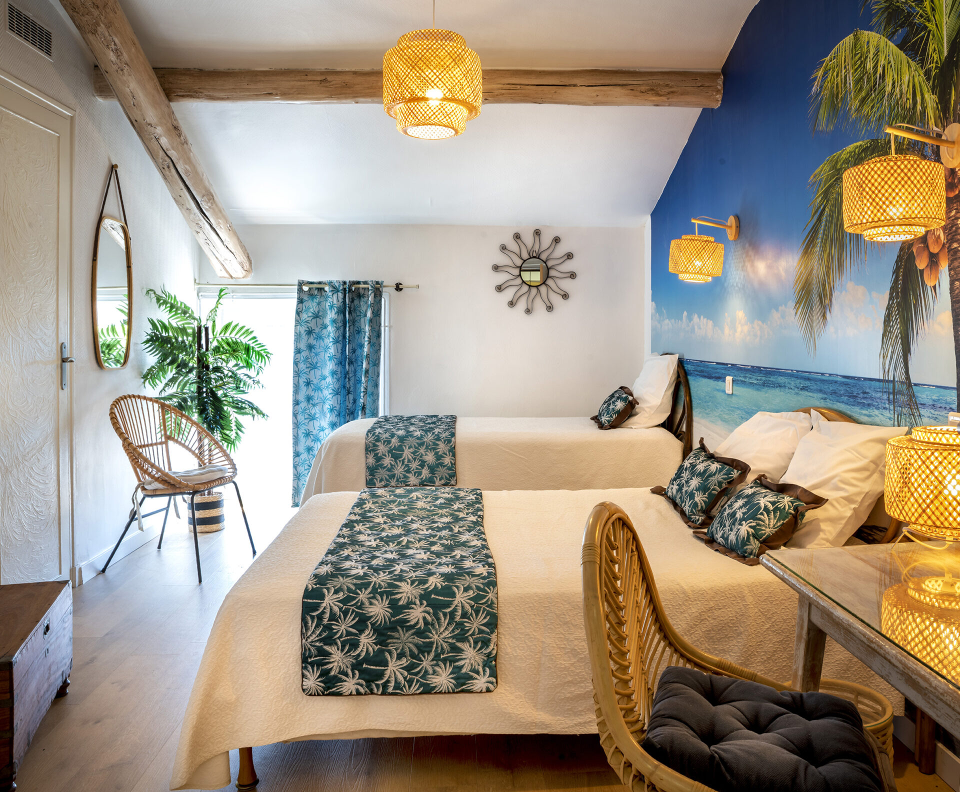 Chambre-triple-Contact-Hotel-Toppin-Cavaillon.jpg