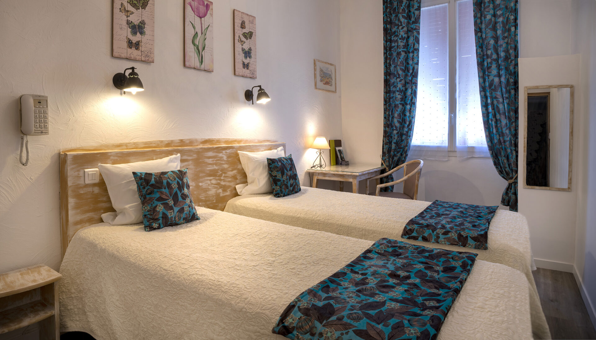 Chambre-twin-Contact-Hotel-Toppin-Cavaillon.jpg