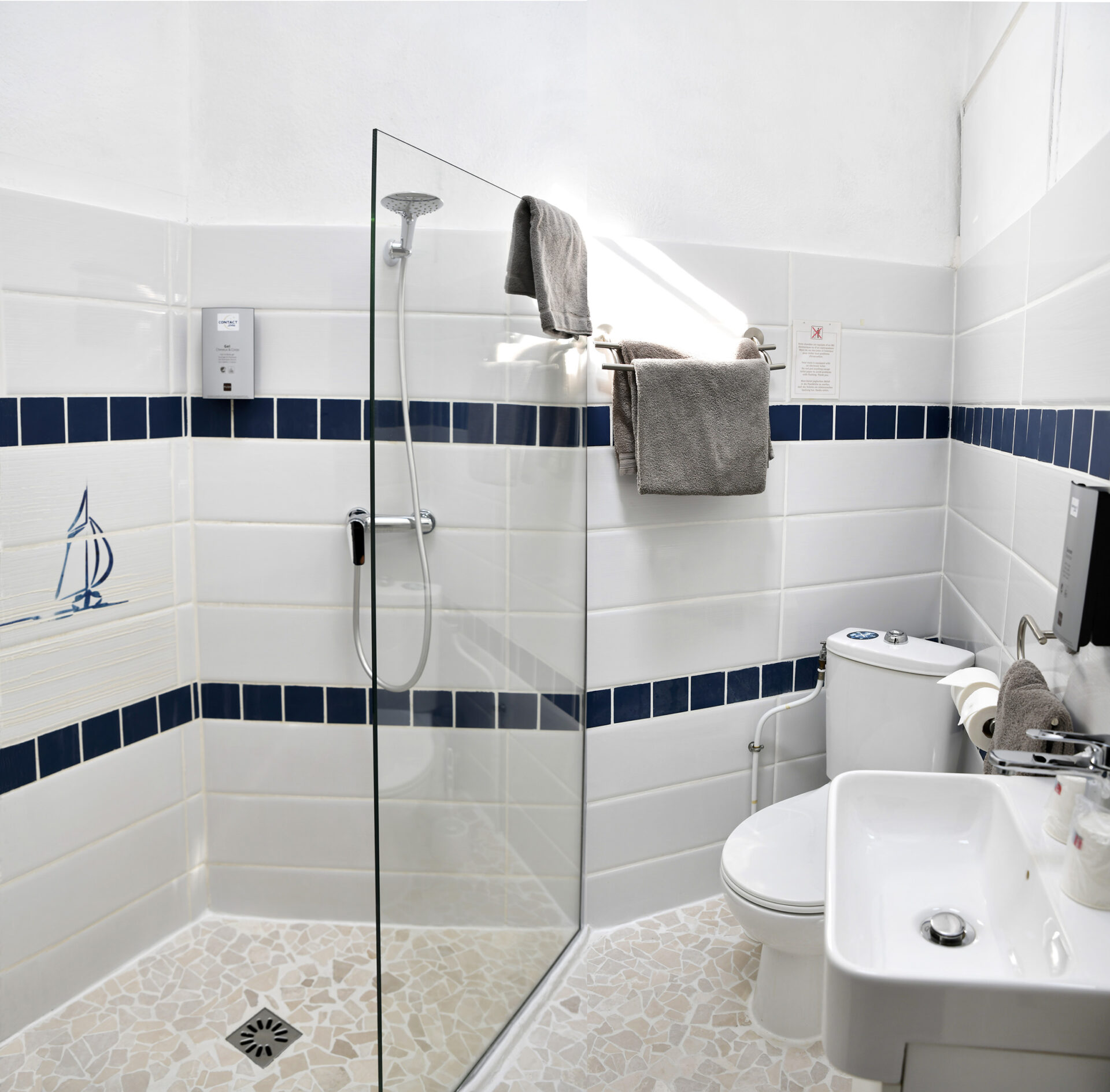 Salle-de-bain-Contact-Hotel-Toppin-Cavaillon.jpg