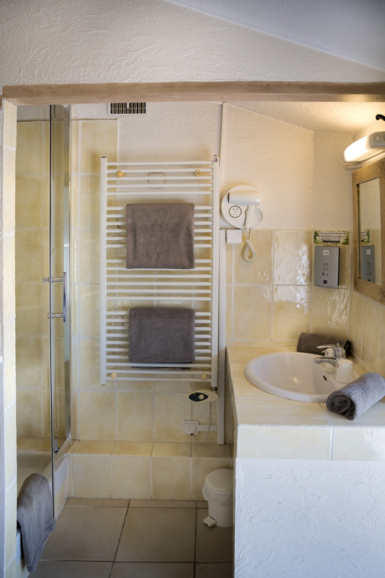 Salle-de-bain-bis-Contact-Hotel-Toppin-Cavaillon.jpg