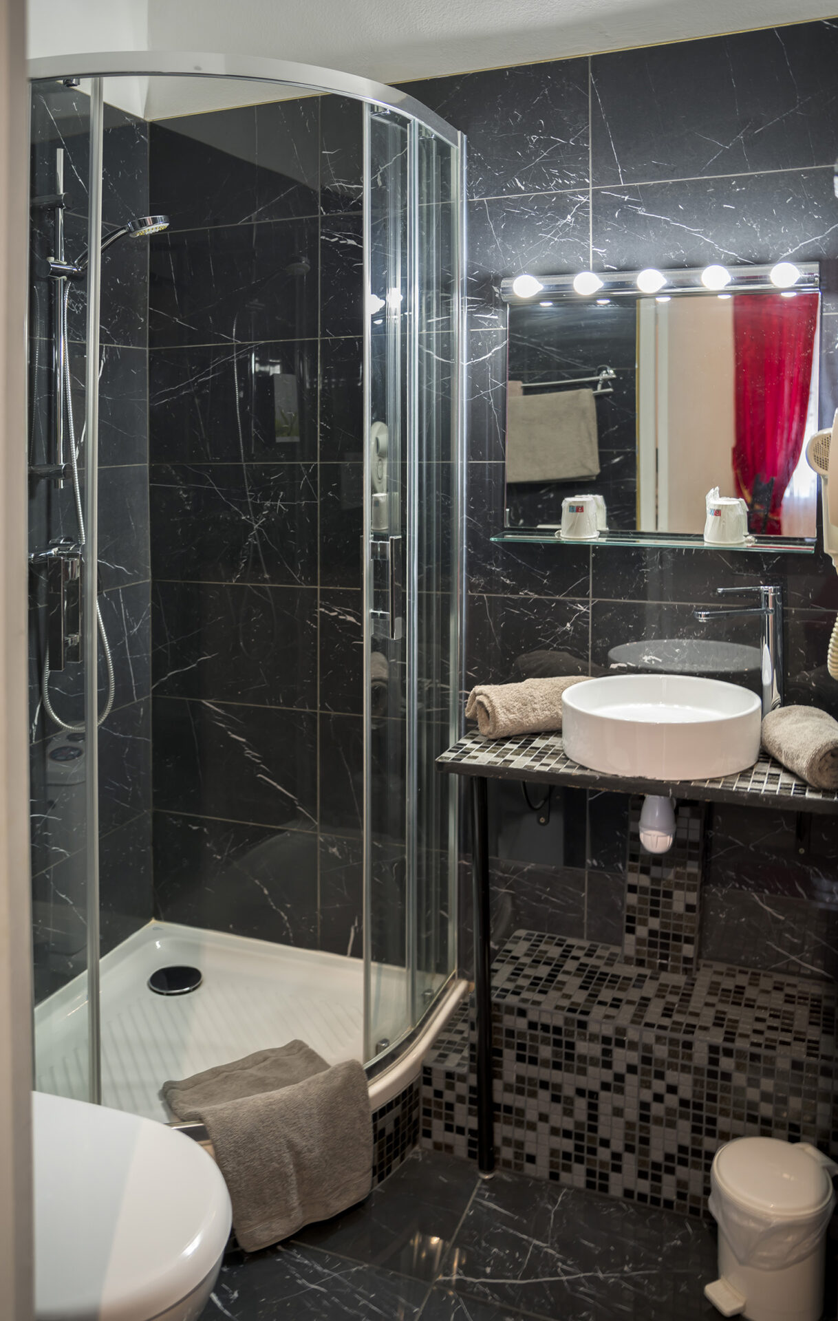 Salle-de-bain-ter-Contact-Hotel-Toppin-Cavaillon.jpg