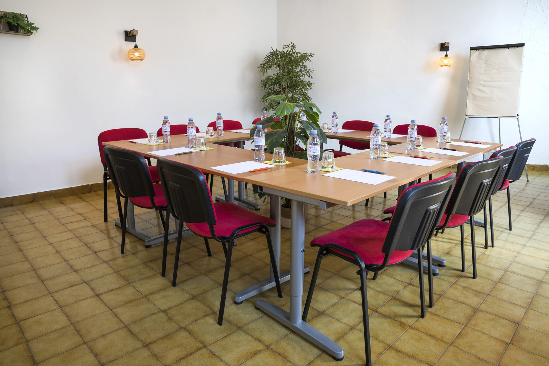 Salle-de-reunion-Contact-Hotel-Toppin-Cavaillon.jpg
