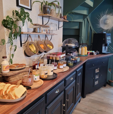 Buffet-petit-dejeuner-Contact-Hotel-Rive-Sud-Chinon.png