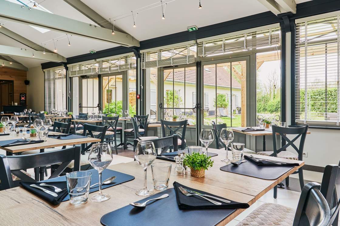 Restaurant-Contact-Hotel-Domaine-Les-Saules-3-Favieres.jpg