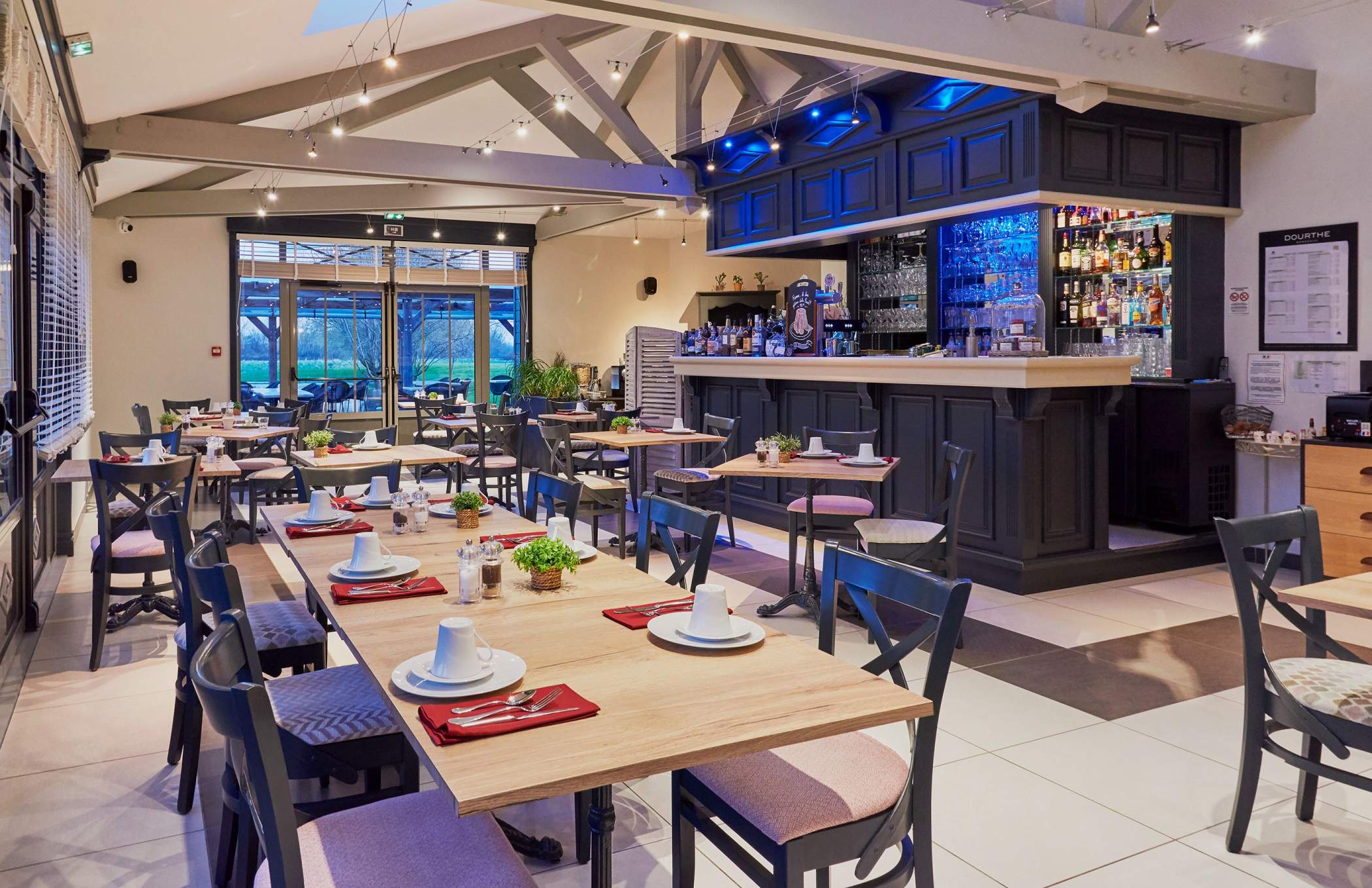 Salle-petit-dejeuner-Contact-Hotel-Domaine-Les-Saules-3-Favieres.jpg