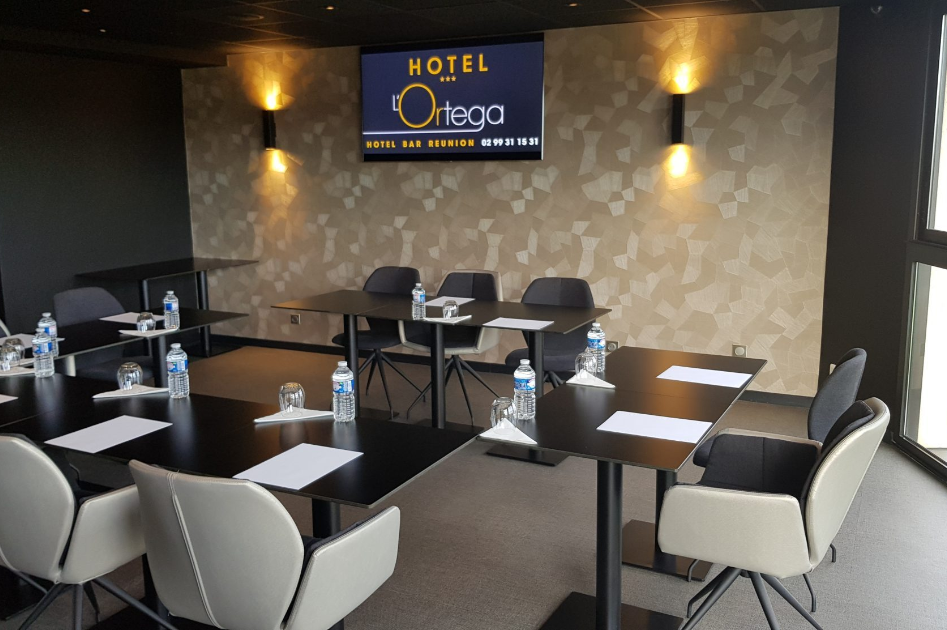 Salle-de-reunion-bis-Contact-Hotel-L-Ortega-Rennes.png