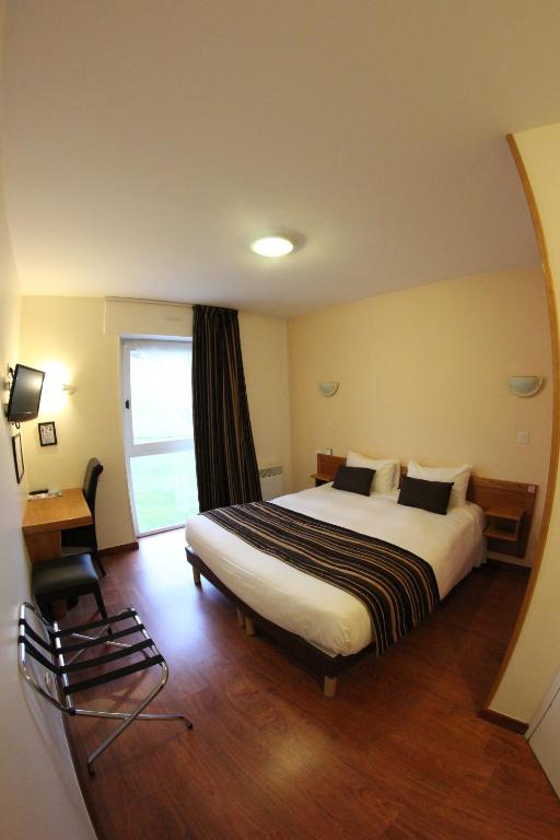 Chambre-double-Contact-Hotel-Auberge-de-Bourgogne-Tonnerre.jpg
