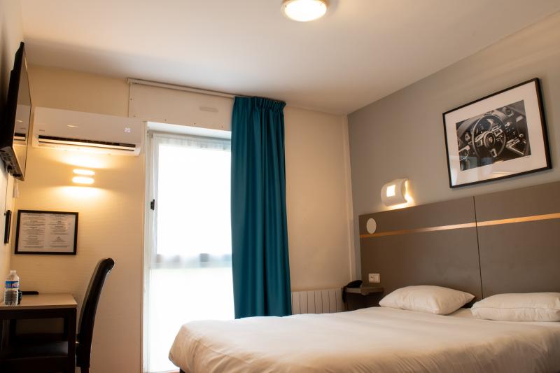 Chambre-double-bis-Contact-Hotel-Auberge-de-Bourgogne-Tonnerre.jpg