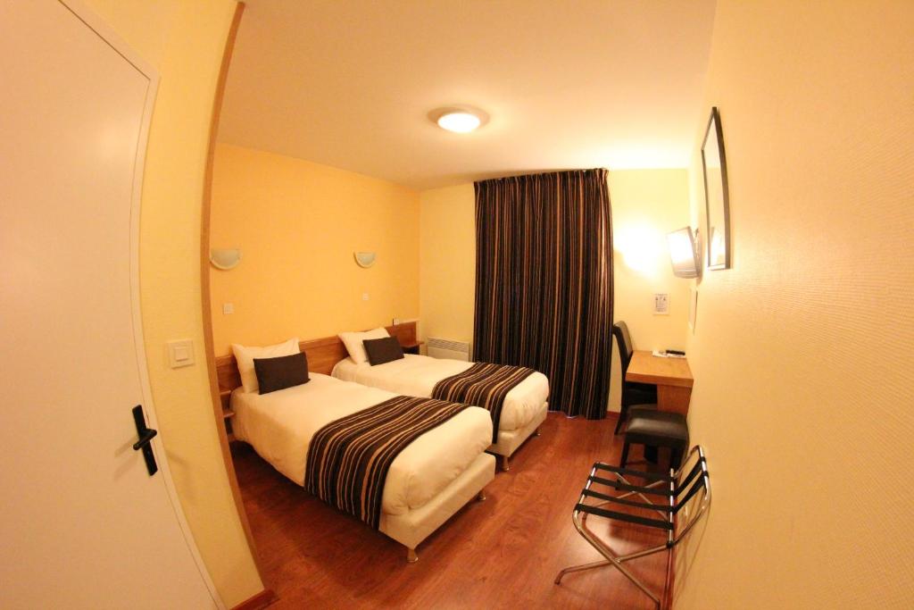 Chambre-twin-Contact-Hotel-Auberge-de-Bourgogne-Tonnerre.jpg