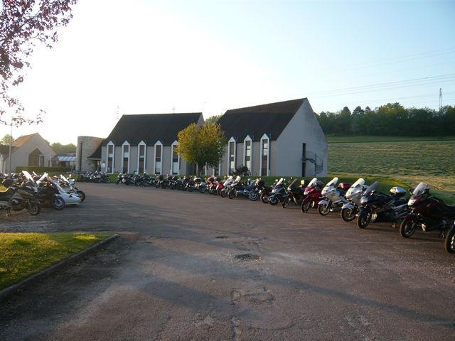 Facade-Contact-Hotel-Auberge-de-Bourgogne-Tonnerre-rassemblement-motos.jpg