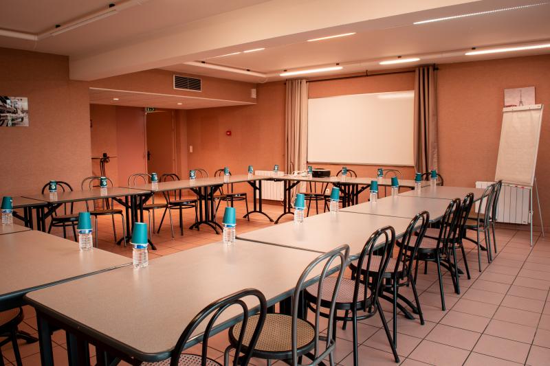 Salle-de-reunion-Contact-Hotel-Auberge-de-Bourgogne.jpg