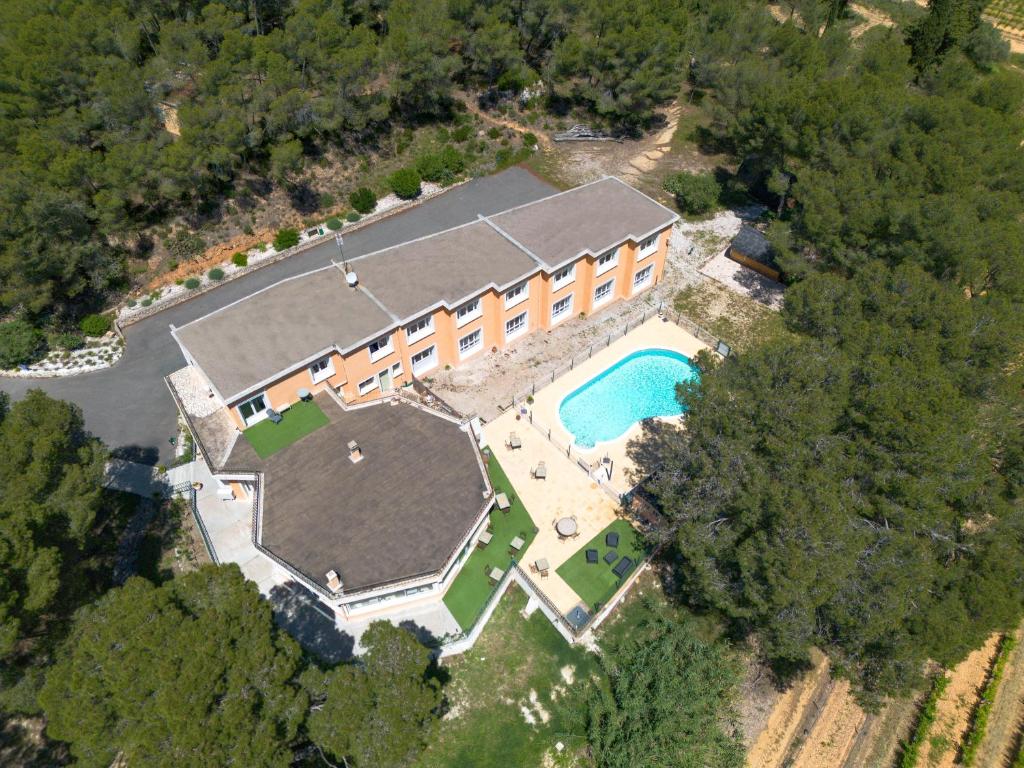 Vue-aerienne-Contat-Hotel-Les-Rocailles-Montagnac.jpg