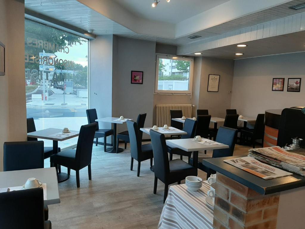 Salle-petit-dejeuner-Contact-Hotel-Le-Royalty-Angers.jpg
