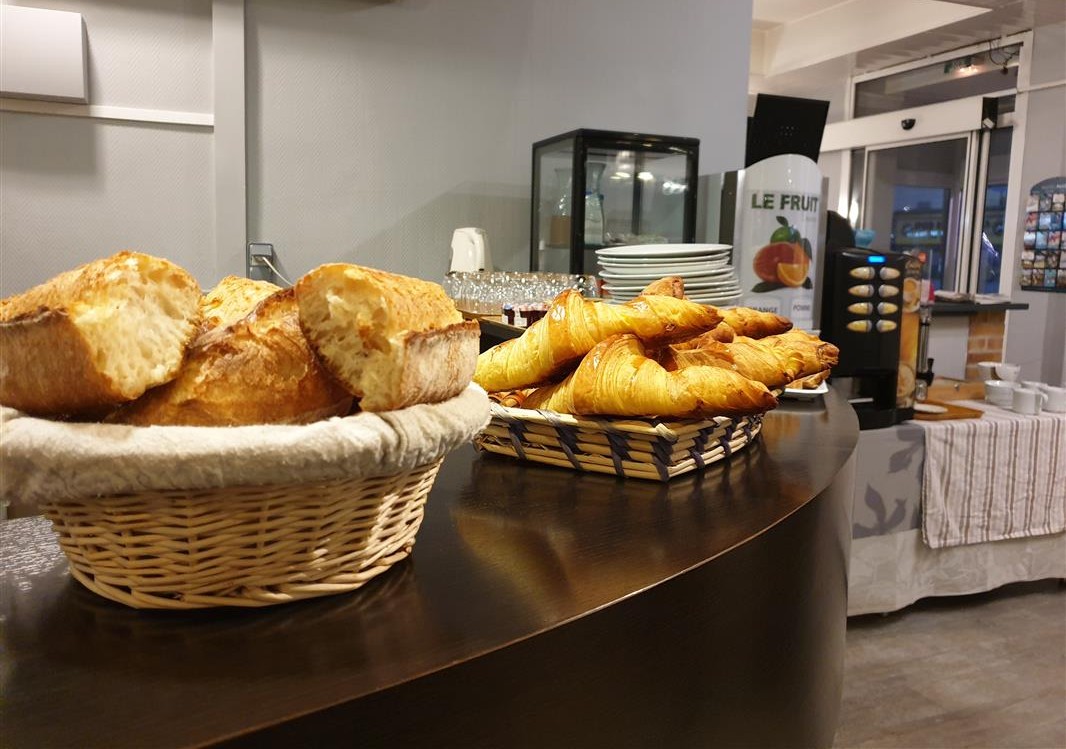 Salle-petit-dejeuner-bis-Contact-Hotel-Le-Royalty-Angers.jpg