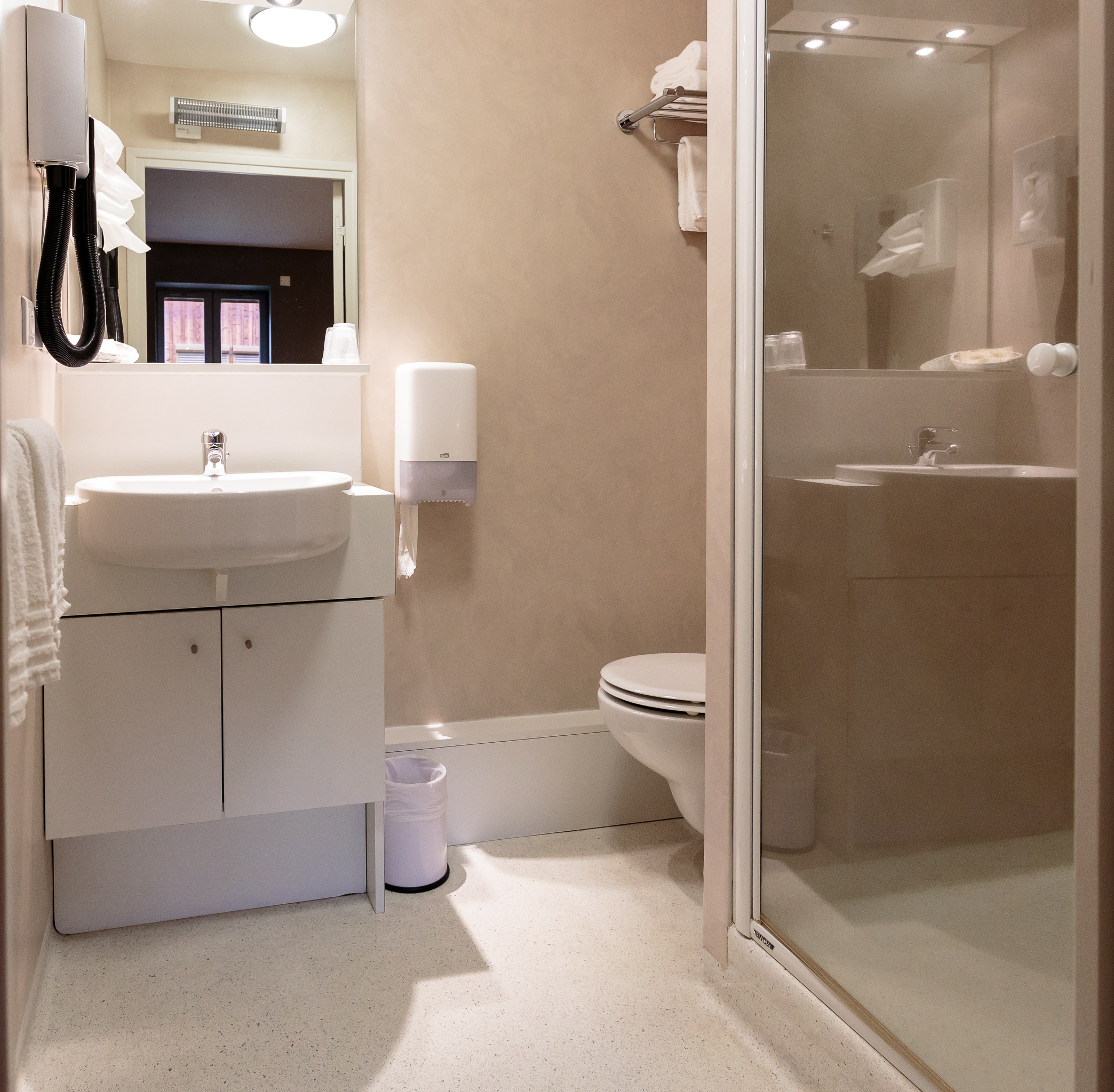 Les_Hirondelles_chambre_salle_de_bain_1.jpg