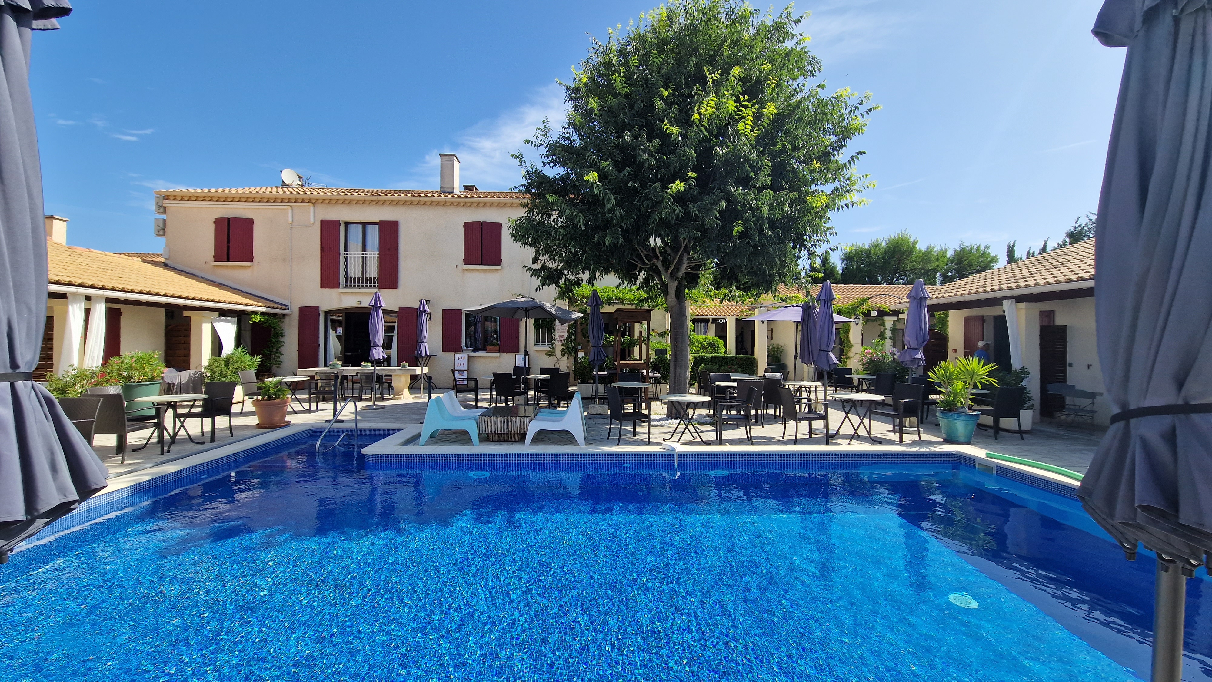 BATIMENT-PRINCIPAL-HOTEL-LE-MAS-DES-AMANDIERS-PROVENCE-ALPILLES.jpg