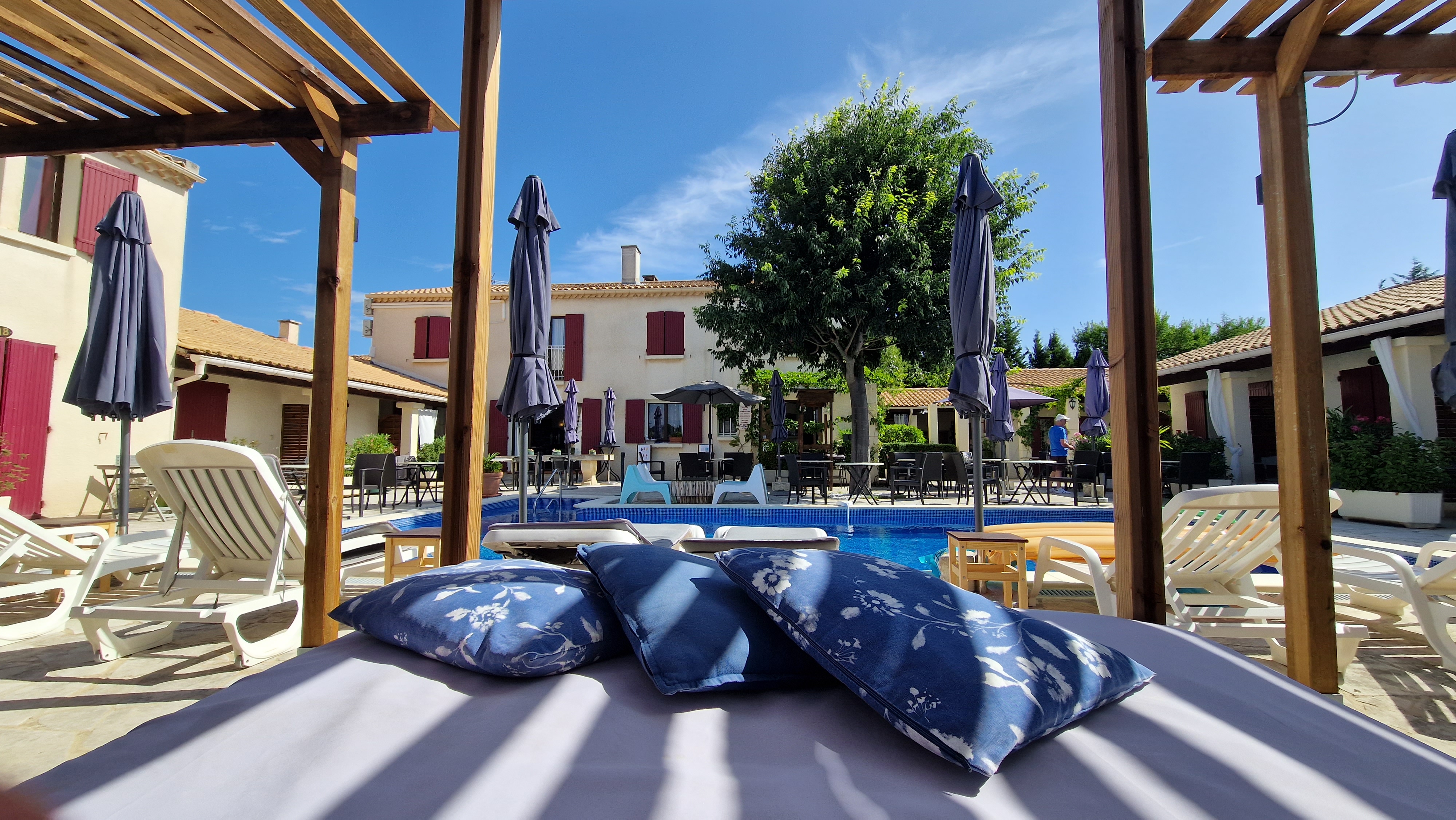 BED-PISCINE-6-HOTEL-LE-MAS-DES-AMANDIERS-PROVENCE-ALPILLES.jpg