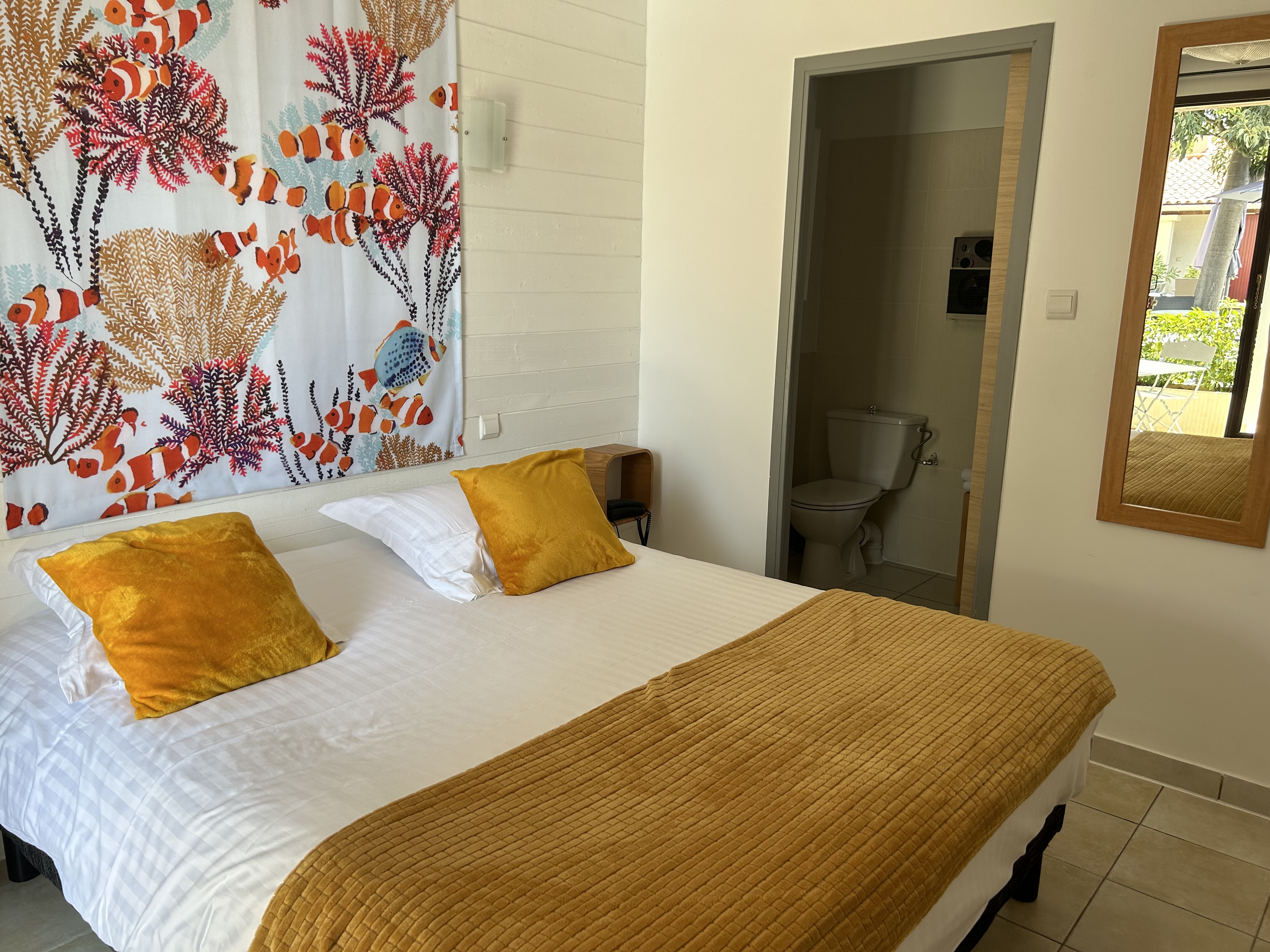 CHAMBRE-DOUBLE-REZ-DE-CHAUSSEE-1-HOTEL-LE-MAS-DES-AMANDIERS-PROVENCE-ALPILLES.jpg