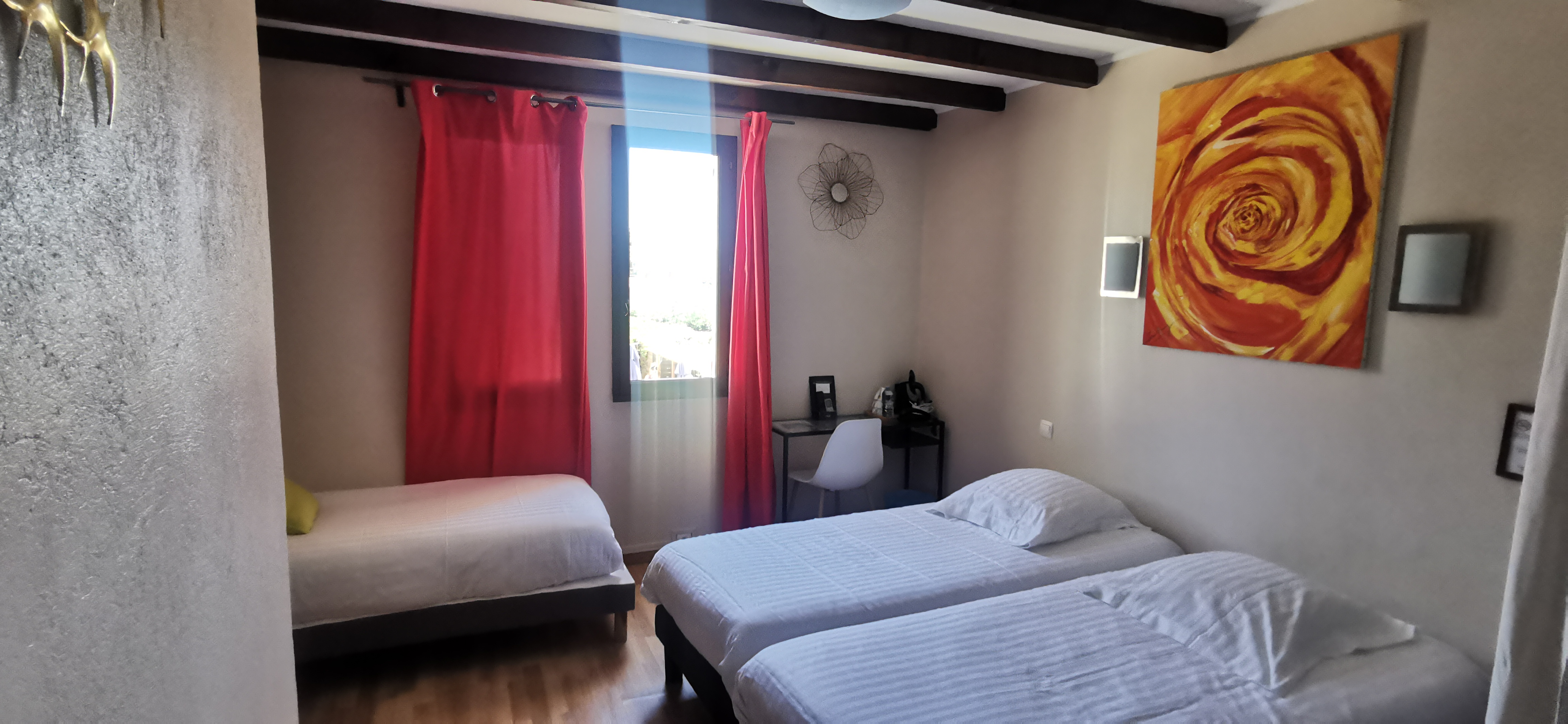 CHAMBRE-TRIPLE-ETAGE-2-HOTEL-LE-MAS-DES-AMANDIERS-PROVENCE-ALPILLES.jpg