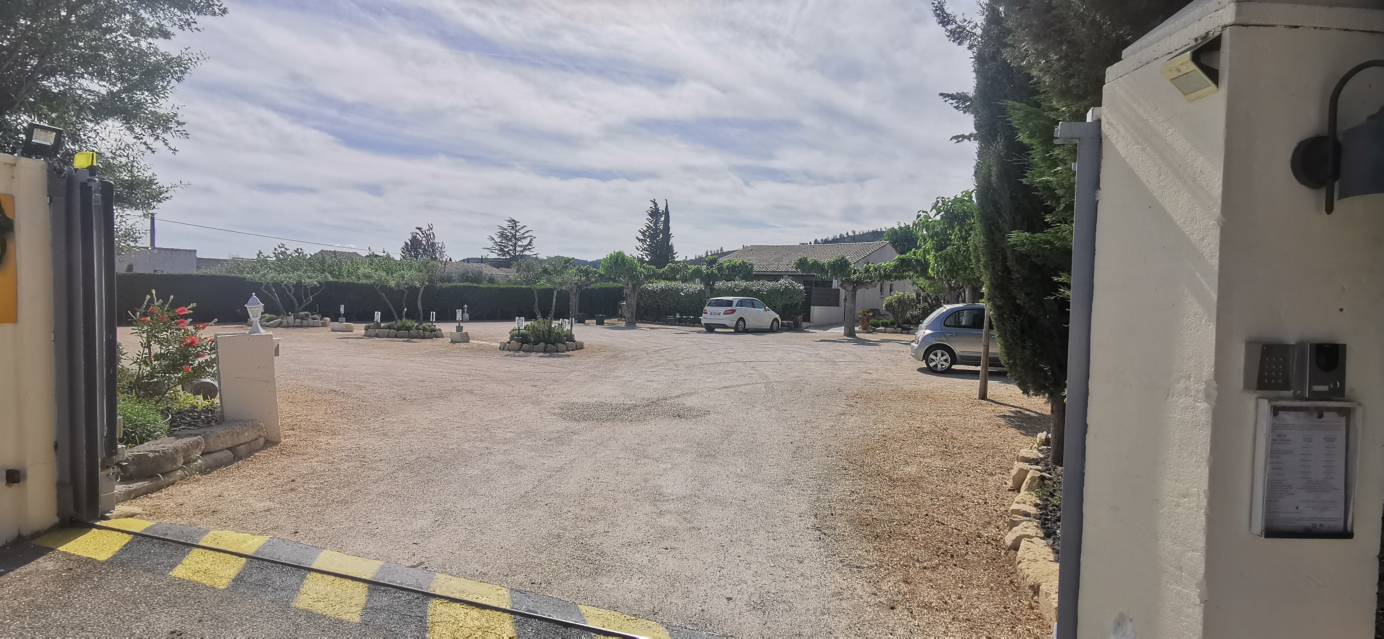 GRAND-PARKING-HOTEL-LE-MAS-DES-AMANDIERS-PROVENCE-ALPILLES.jpg