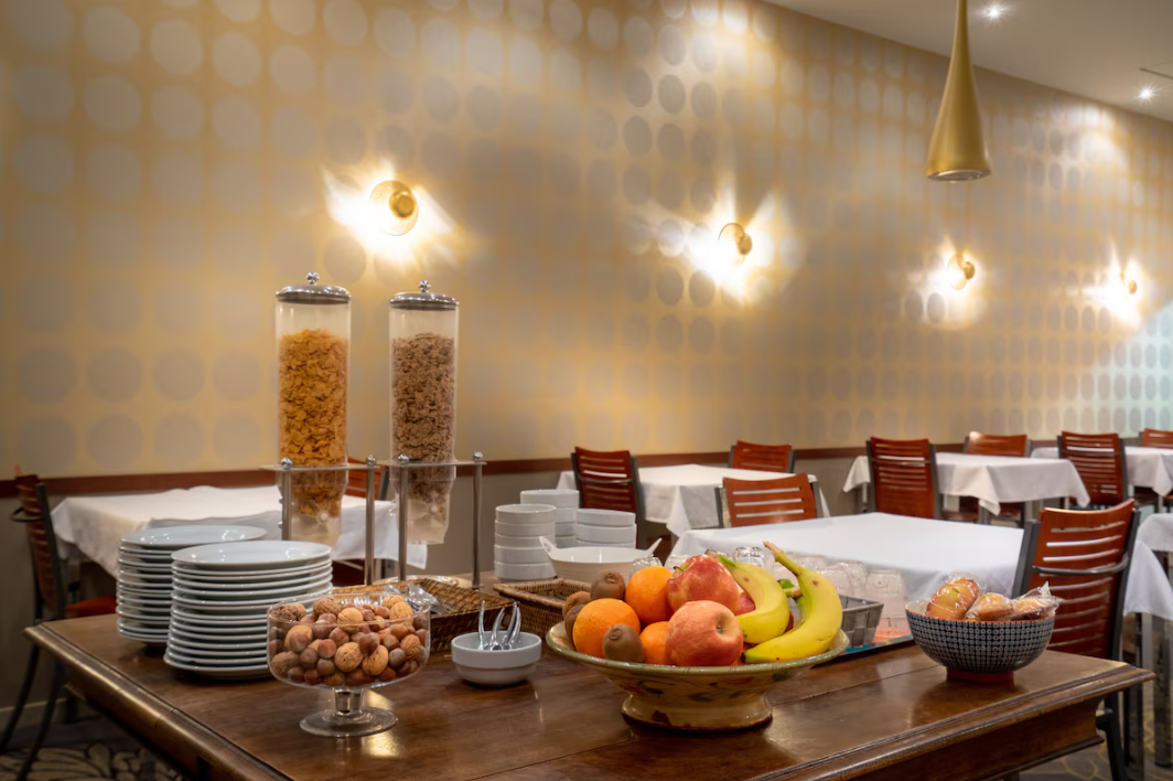 Salle-petit-dejeuner-Contact-Hotel-d-Angleterre-Avignon.png