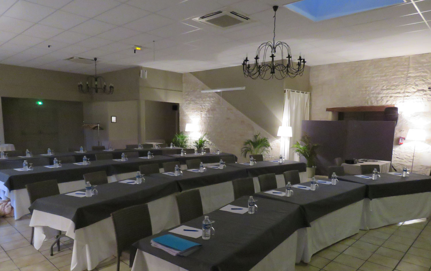 Salle-de-seminaire-bis-Contact-Hotel-Chateau-du-Griffier-Granzay-Gript.jpg