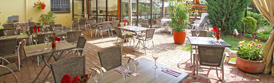 Terrasse-Contact-Hotel-Sud-Hotel-Huttenheim.jpg