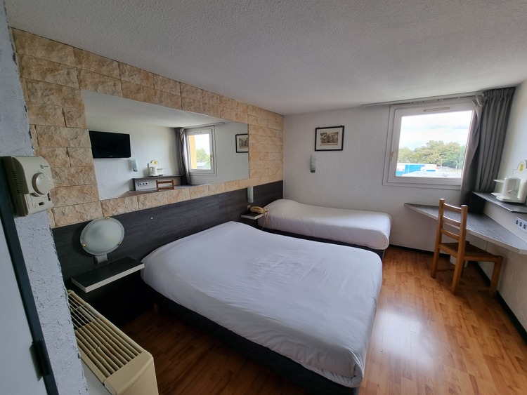 Chambre-triple-Contact-Hotel-Le-Relais-Lons.jpg