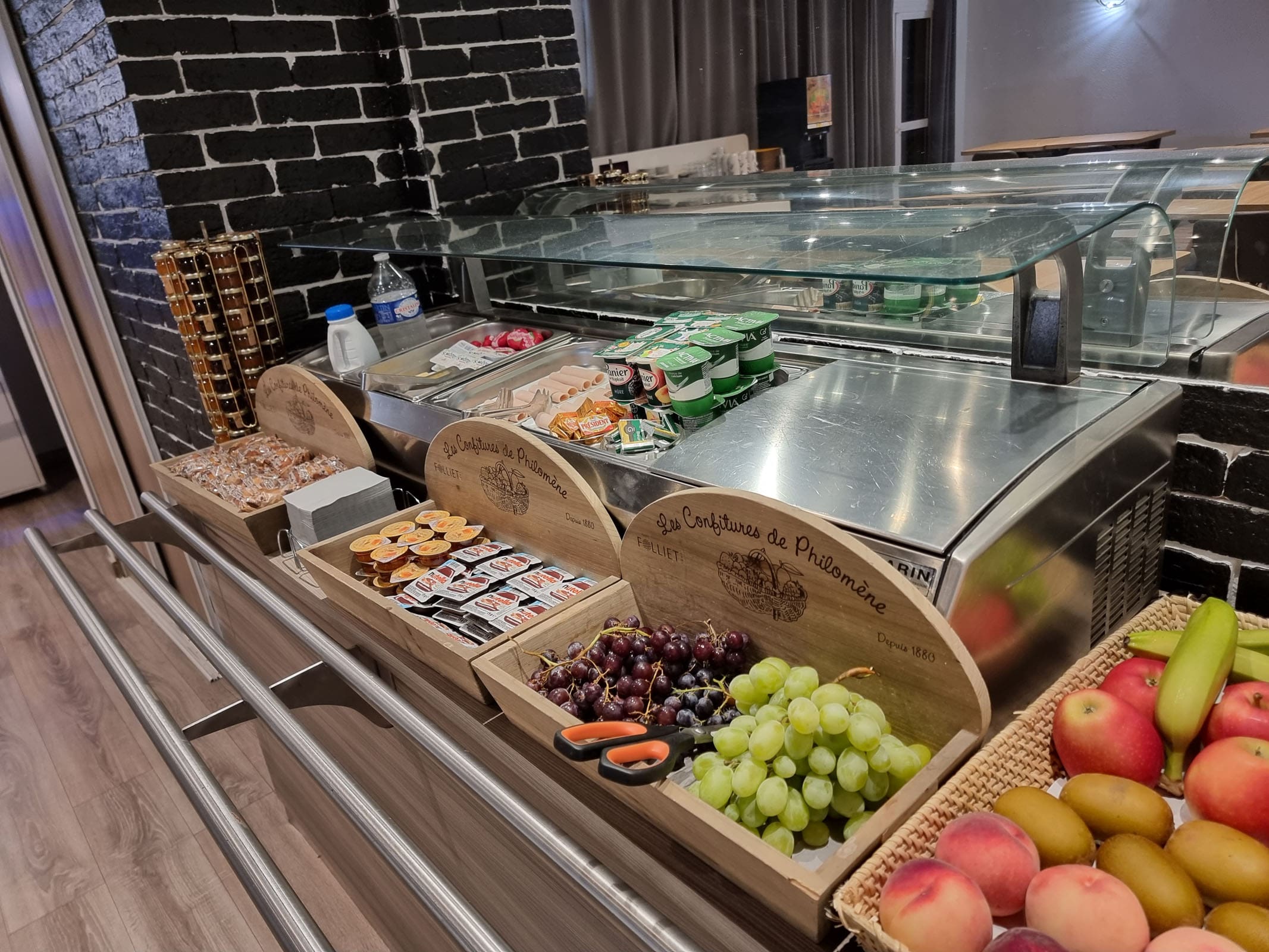 Petit-dejeuner-buffet-Contact-Hotel-Le-Relais-Lons.jpg
