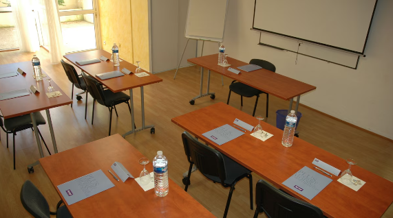 Salle-de-reunion-Contact-Hotel-Le-Relais-Lons.png