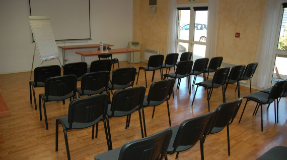 Salle-de-reunion-bis-Contact-Hotel-Le-Relais-Lons.png