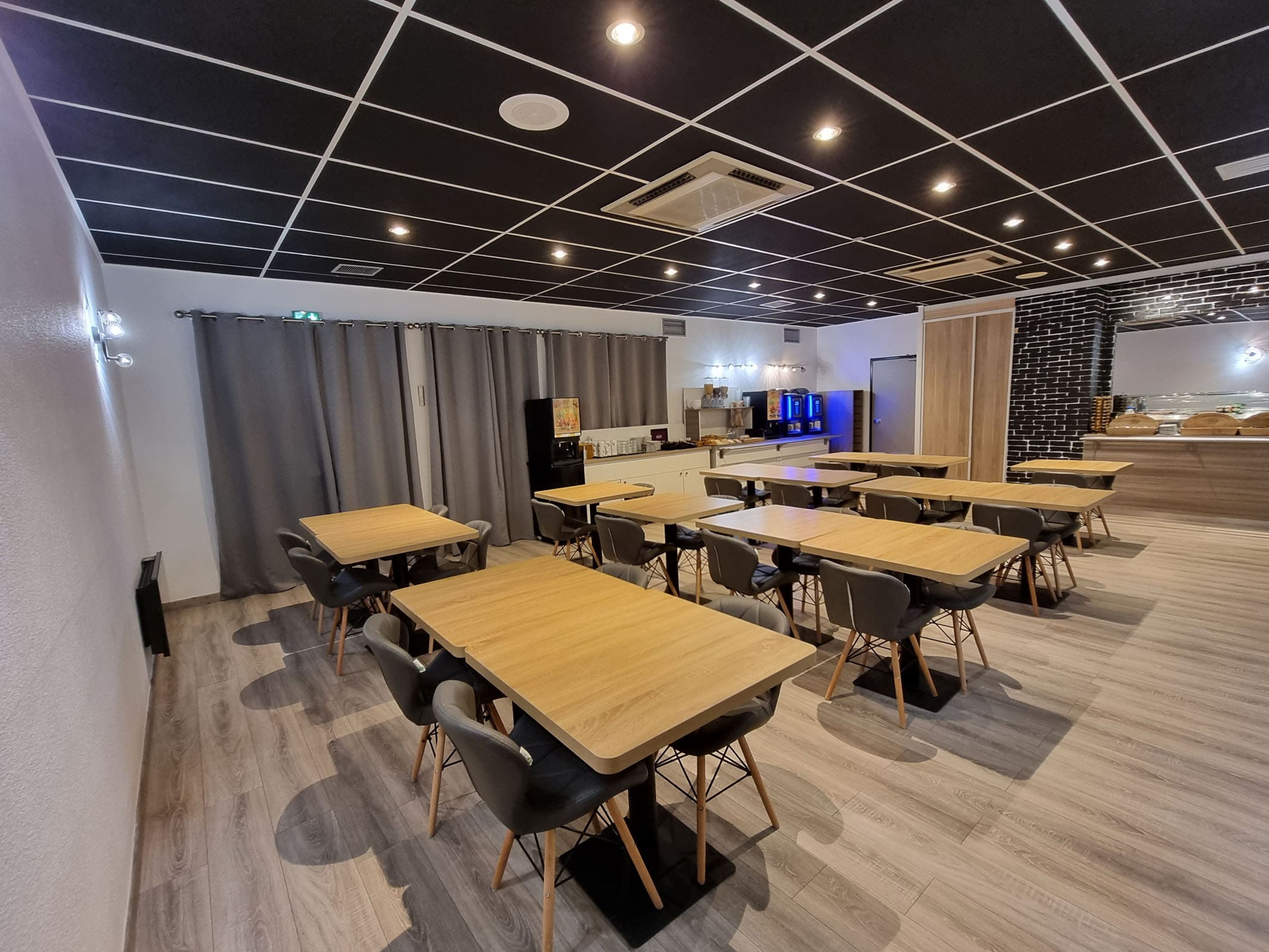 Salle-petit-dejeuner-Contact-Hotel-Le-Relais-Lons.jpg