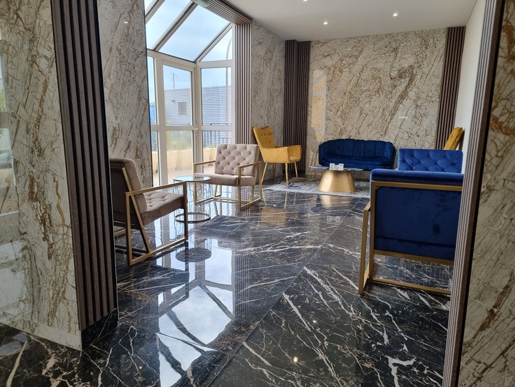 Salon-Contact-Hotel-Le-Relais-Lons.jpg