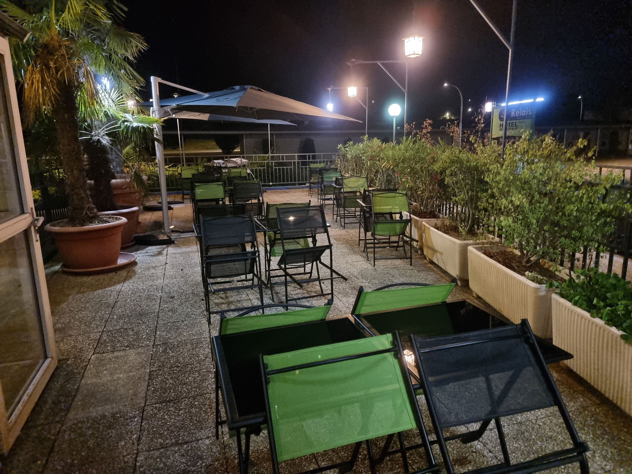 Terrasse-Contact-Hotel-Le-Relais-Lons.jpg