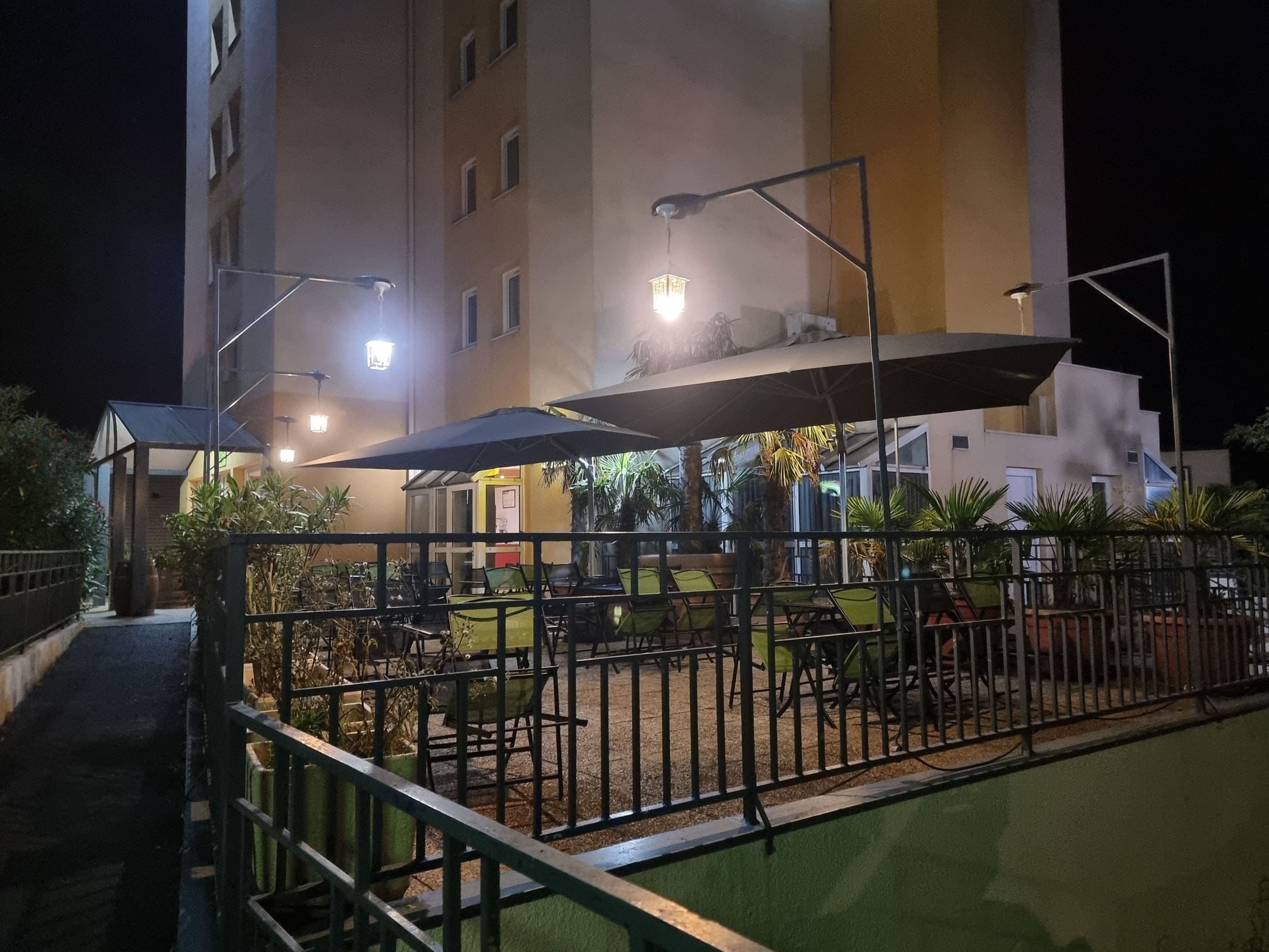 Terrasse-bis-Contact-Hotel-Le-Relais-Lons.jpg
