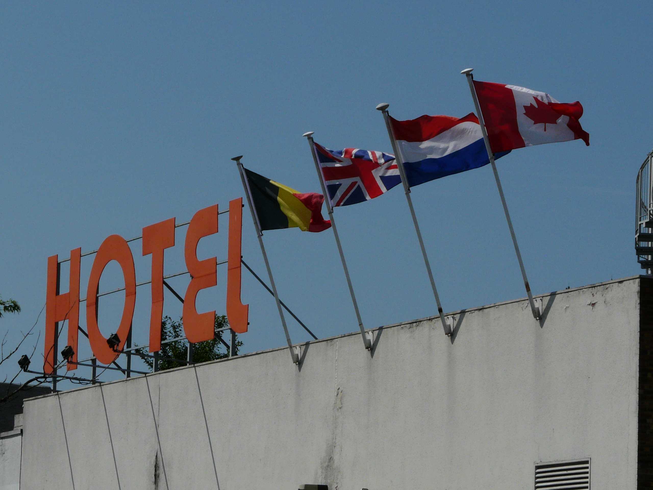 arriere-hotel-drapeau-arche-hotel-vierzon-centre-france-141.jpg