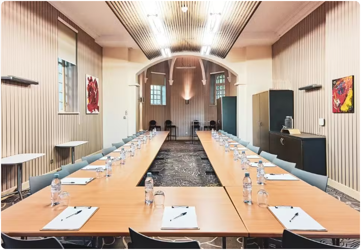 Salle-de-reunion-Contact-Hotel-Le-Prieure-de-Correze.png