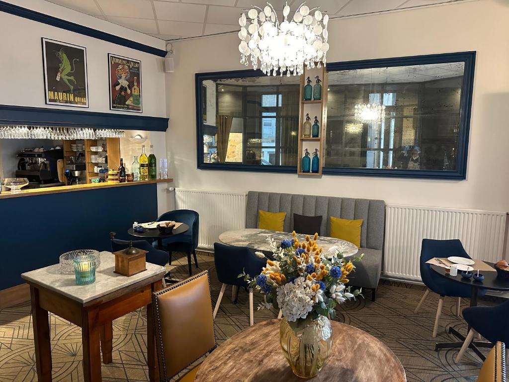 Bar-Contact-Hotel-Dyke-Hotel-Le-Puy-en-Velay.jpg