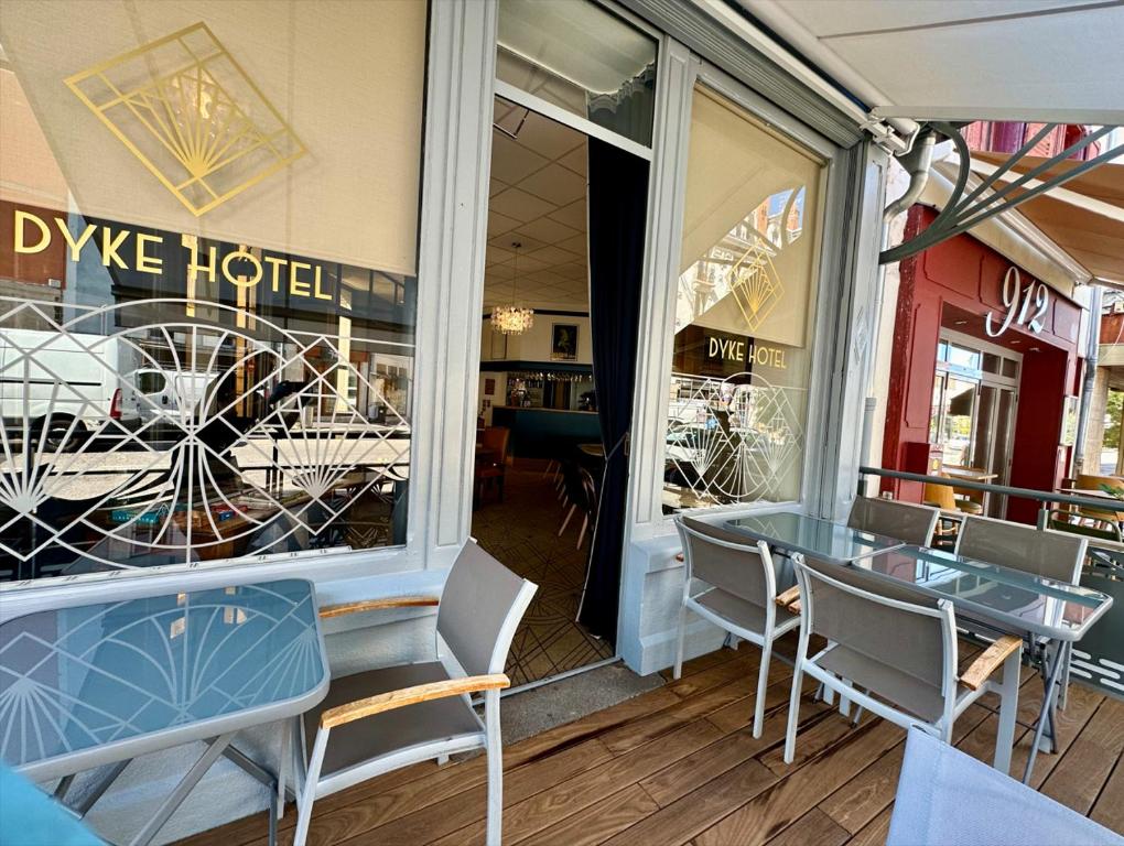 Terrasse-Contact-Hotel-Dyke-Hotel-Le-Puy-en-Velay.jpg