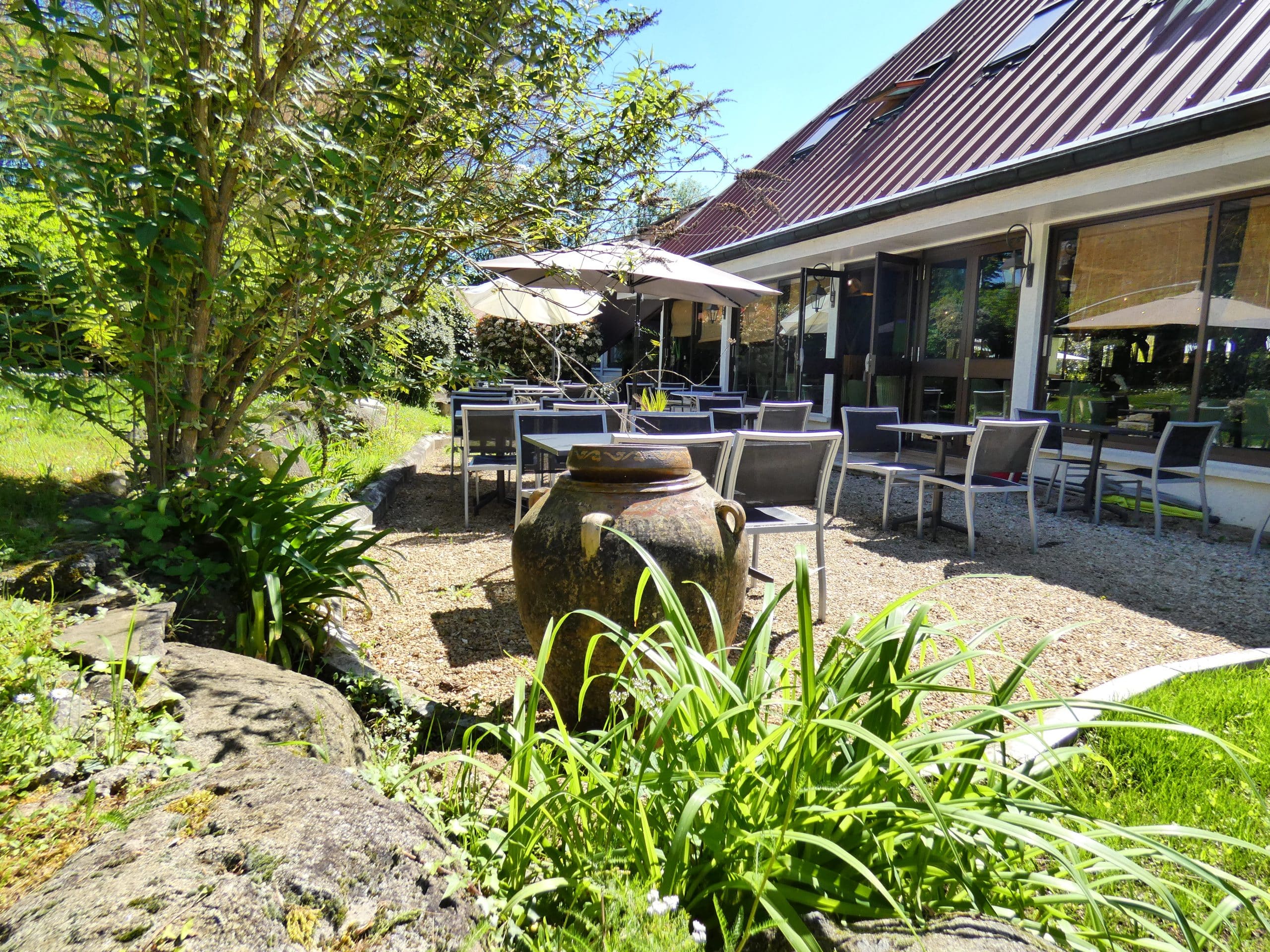 Photo-Terrasse-Restaurant-Contact-Hotel-Be-Guest-Limoges-Sud.jpg