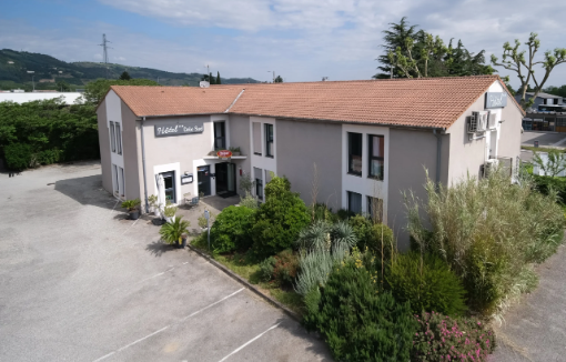 Facade-Hotel-Cote-Sud-Saint-Peray.png