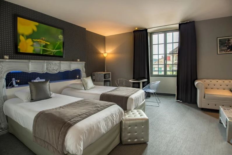 Chambre-quad-Contact-Hotel-Le-Turenne-Beaulieu-sur-Dordogne.png