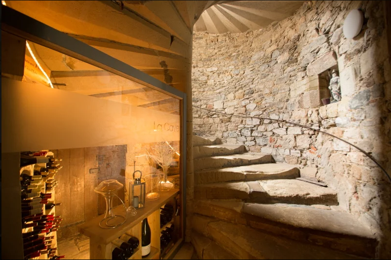 Escalier-Contact-Hotel-Le-Turenne-Beaulieu-sur-Dordogne.png