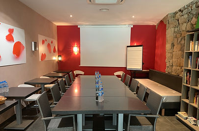 Salle-de-reunion-Contact-Hotel-Le-Turenne-Beaulieu-sur-Dordogne.png