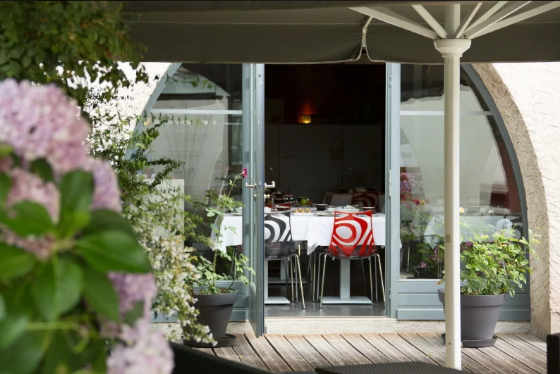Terrasse-Contact-Hotel-Le-Turenne-Beaulieu-sur-Dordogne.png
