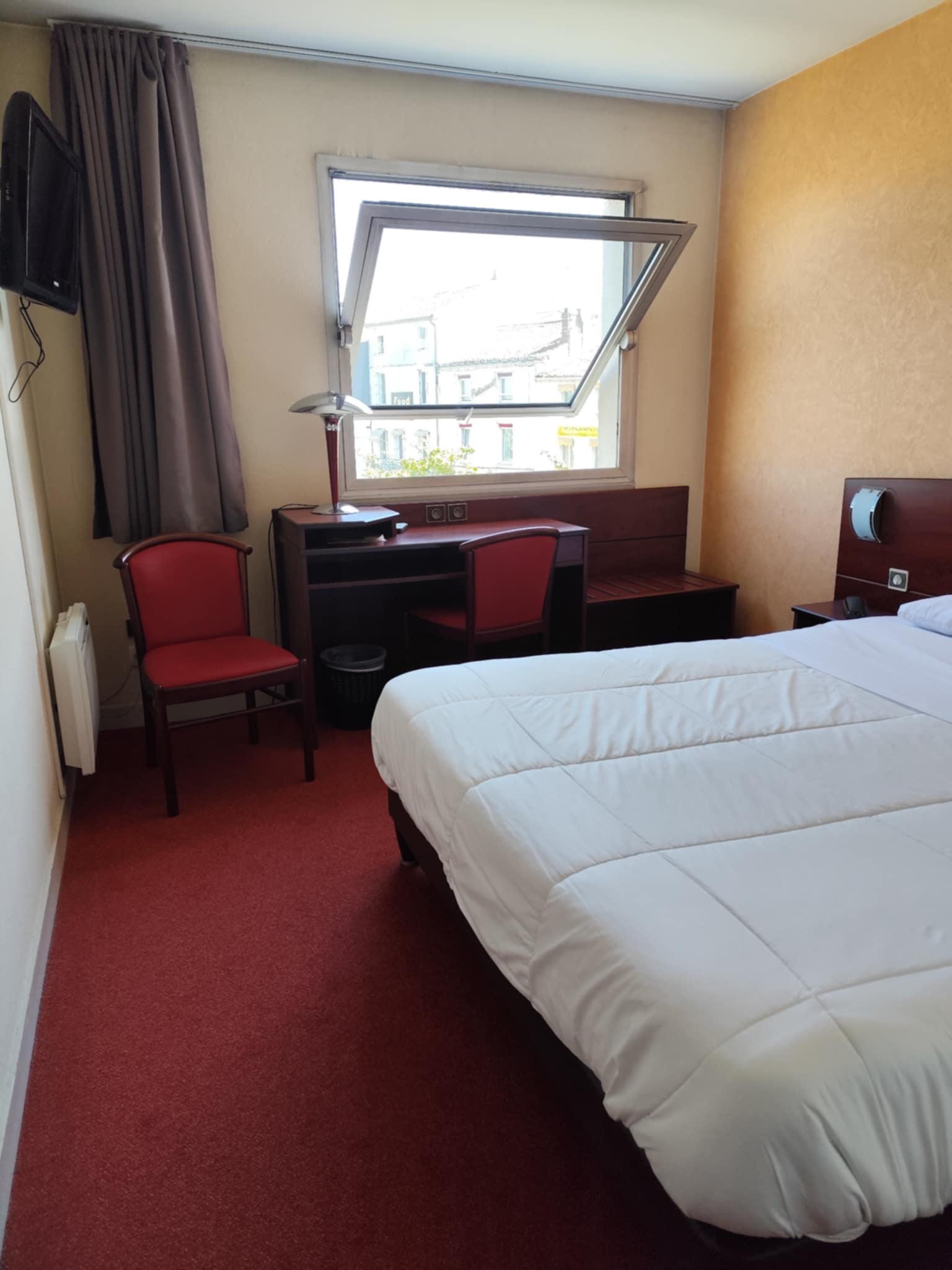 Chambre-Contact-Hotel-Saint-Jacques-Parthenay.jpg
